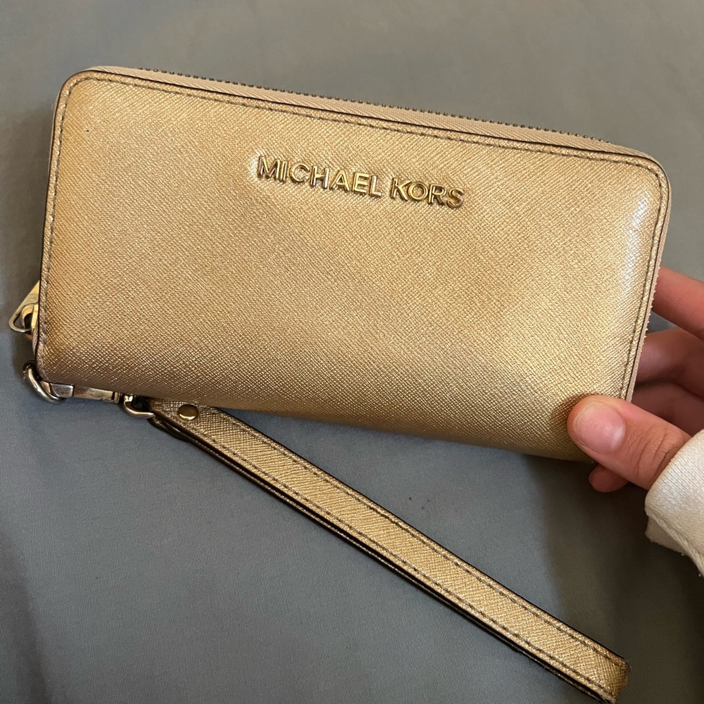 Michael Kors wristlet wallet in gold ✨